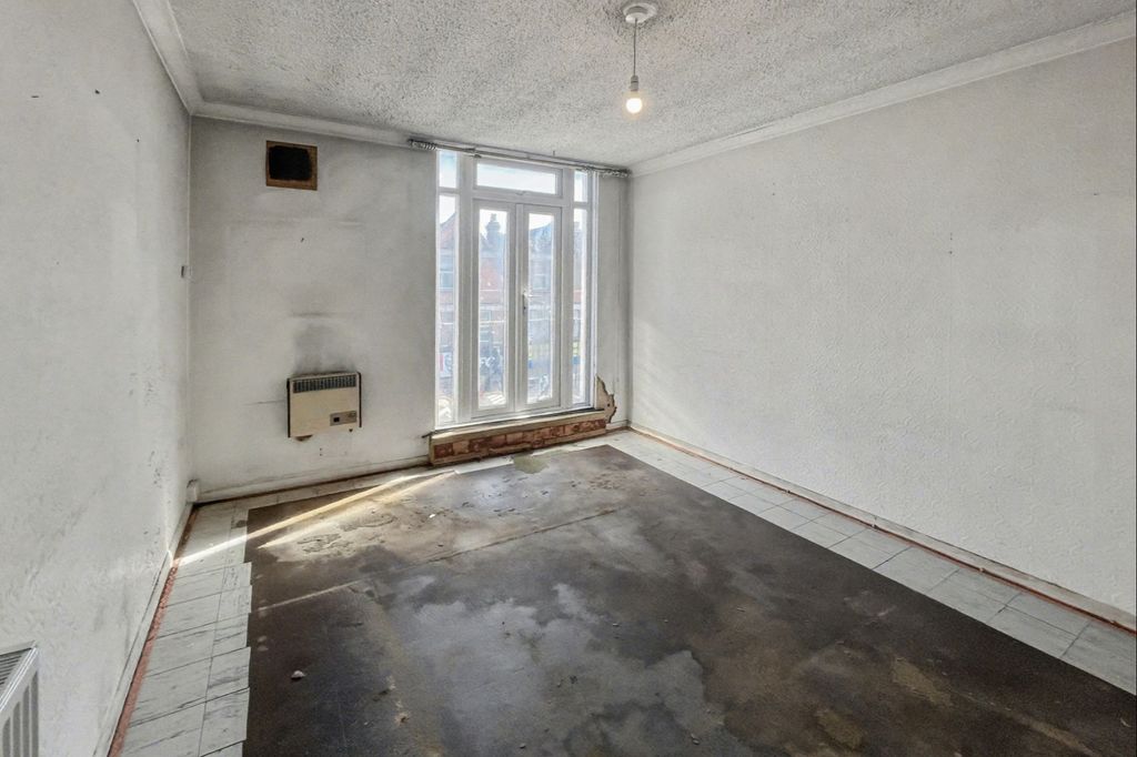 Property photo 2 of 14 30 Fairgreen Court, London Road, Mitcham, Surrey Cr4 3Na