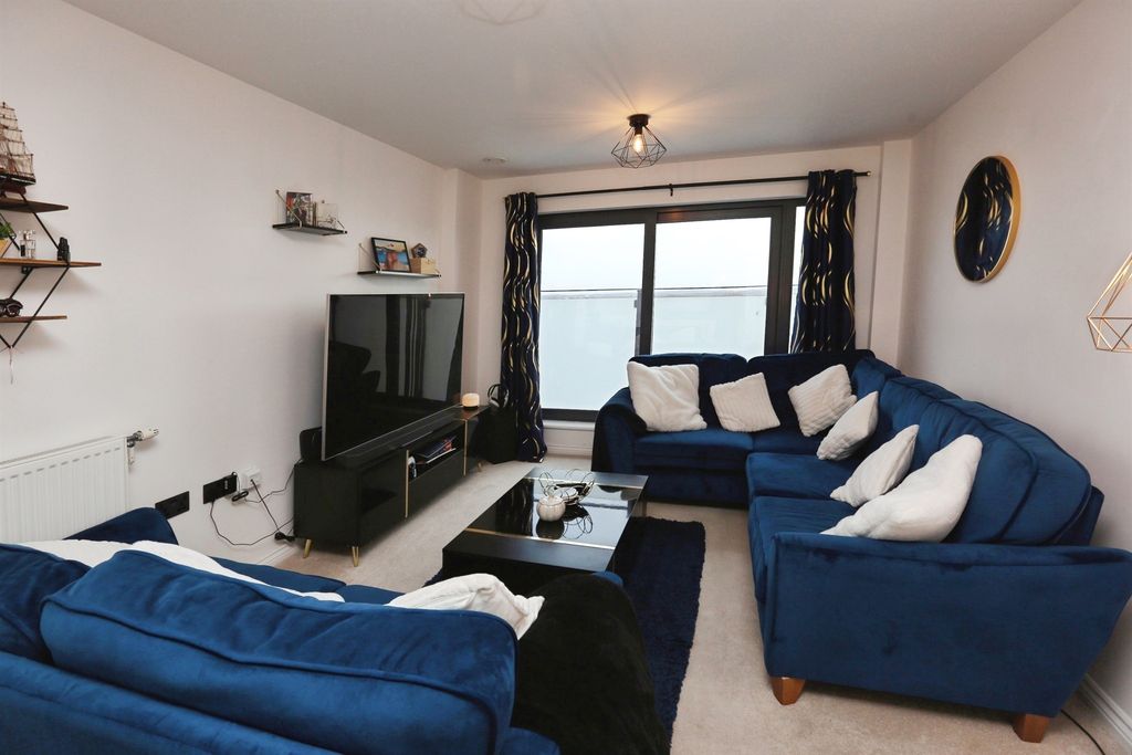 Property photo 3 of 17