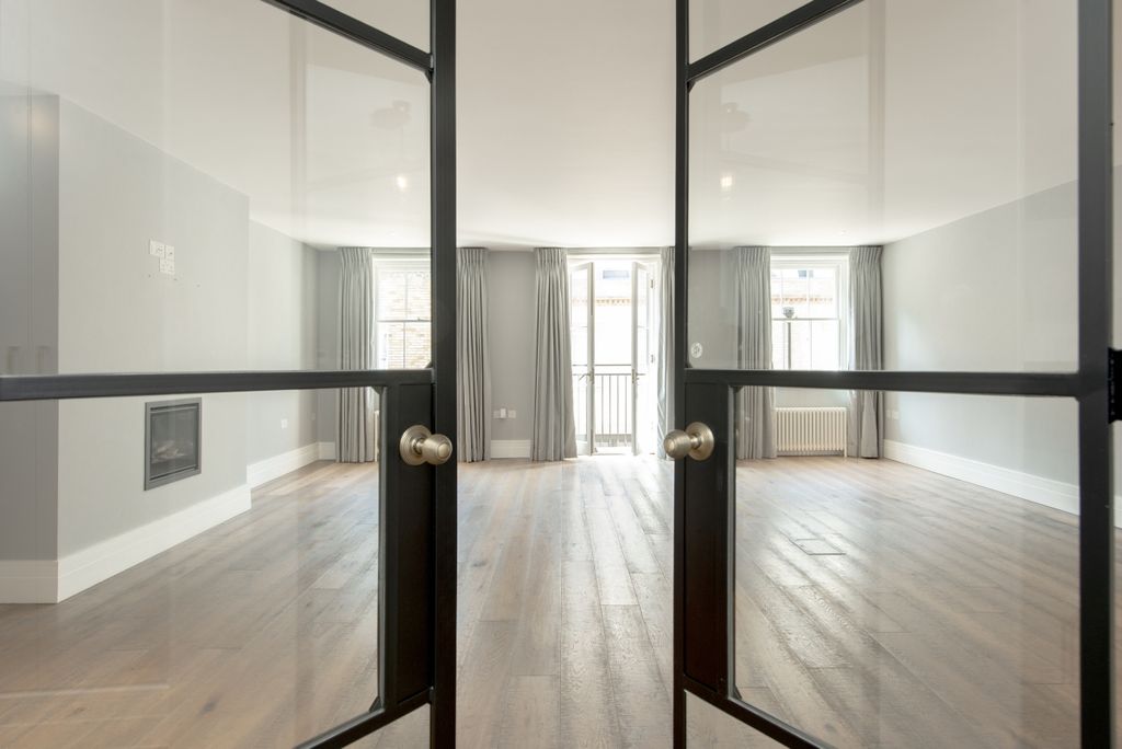 Property photo 3 of 27 Clabon Mews