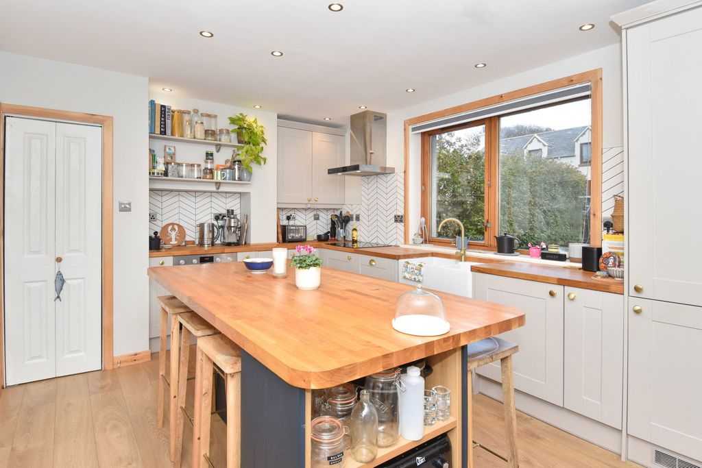 Property photo 2 of 34