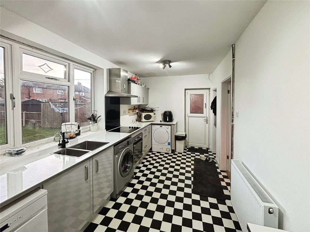 Property photo 3 of 10 Kitchen