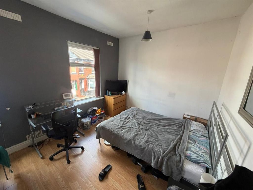 Property photo 1 of 15 Bright Double Bedroom With Modern Study Area...