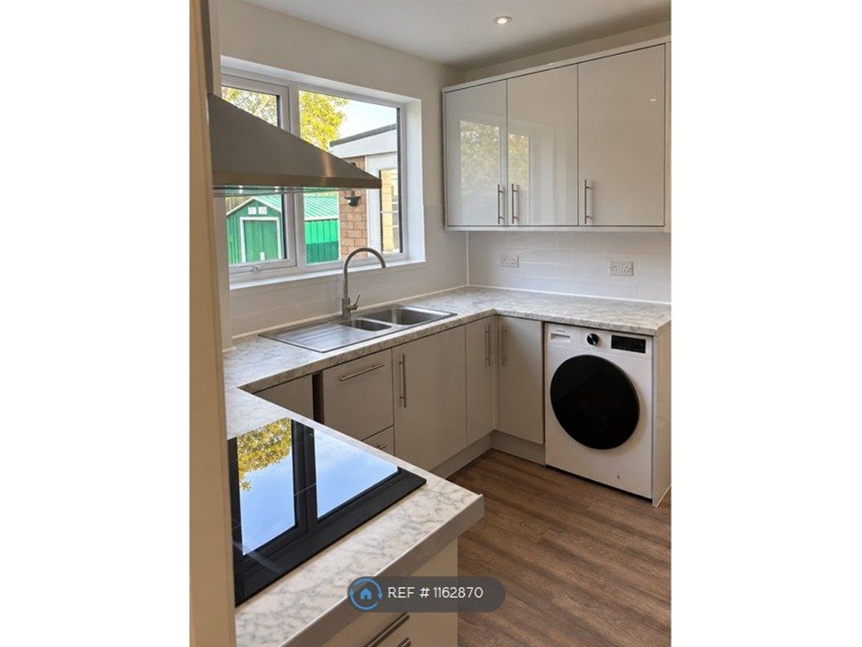 Property photo 3 of 6 Kitchen