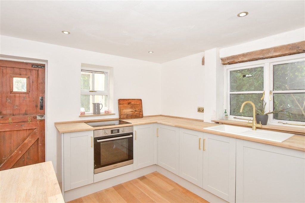 Property photo 3 of 10 Kitchen
