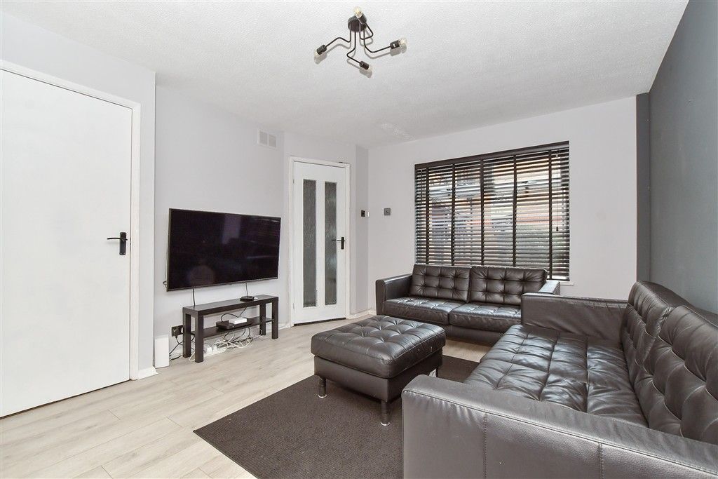 Property photo 3 of 11 Lounge
