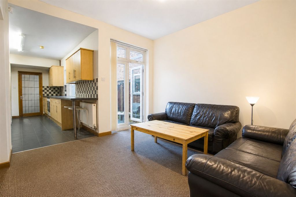 Property photo 3 of 12 Approach