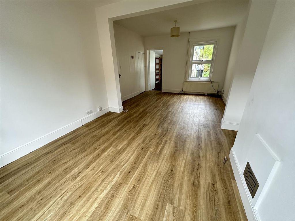 Property photo 2 of 7 Photo 2026-04-20 19.01.50.Jpg