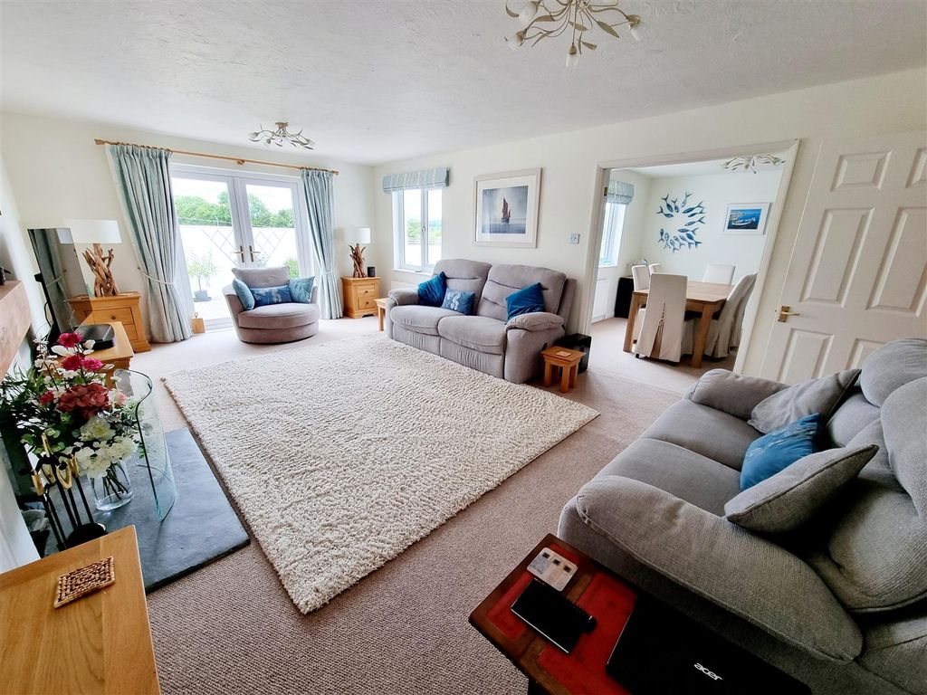 Property photo 3 of 41 Living Room