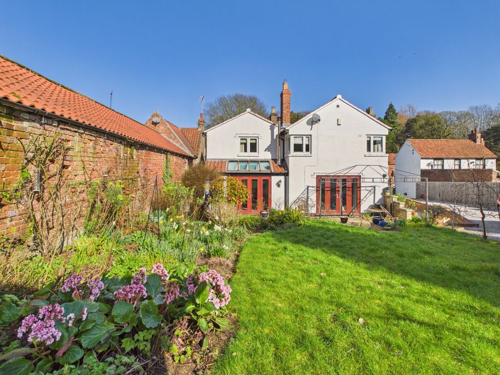 Property photo 2 of 18 4666383