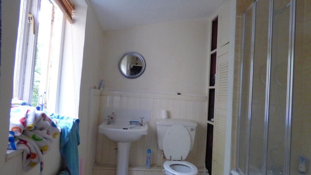 Property photo 3 of 9 Bathroom