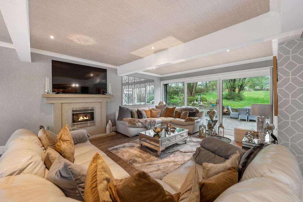 Property photo 2 of 33 Lounge