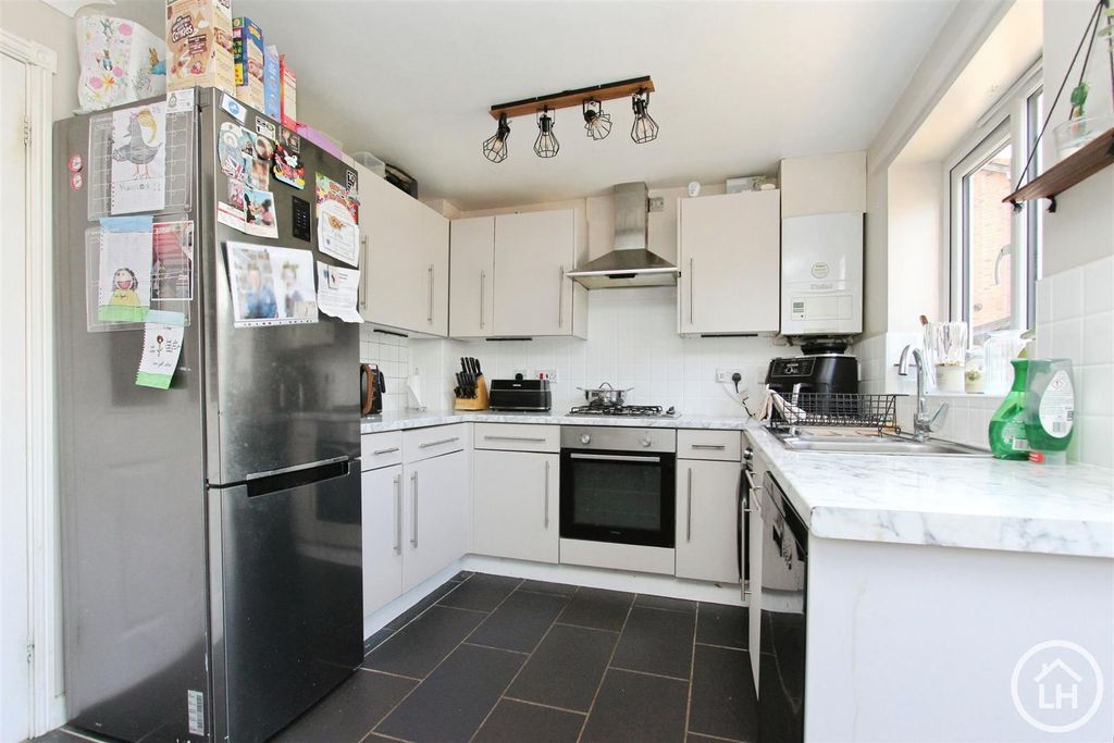 Property photo 3 of 11 Kitchen