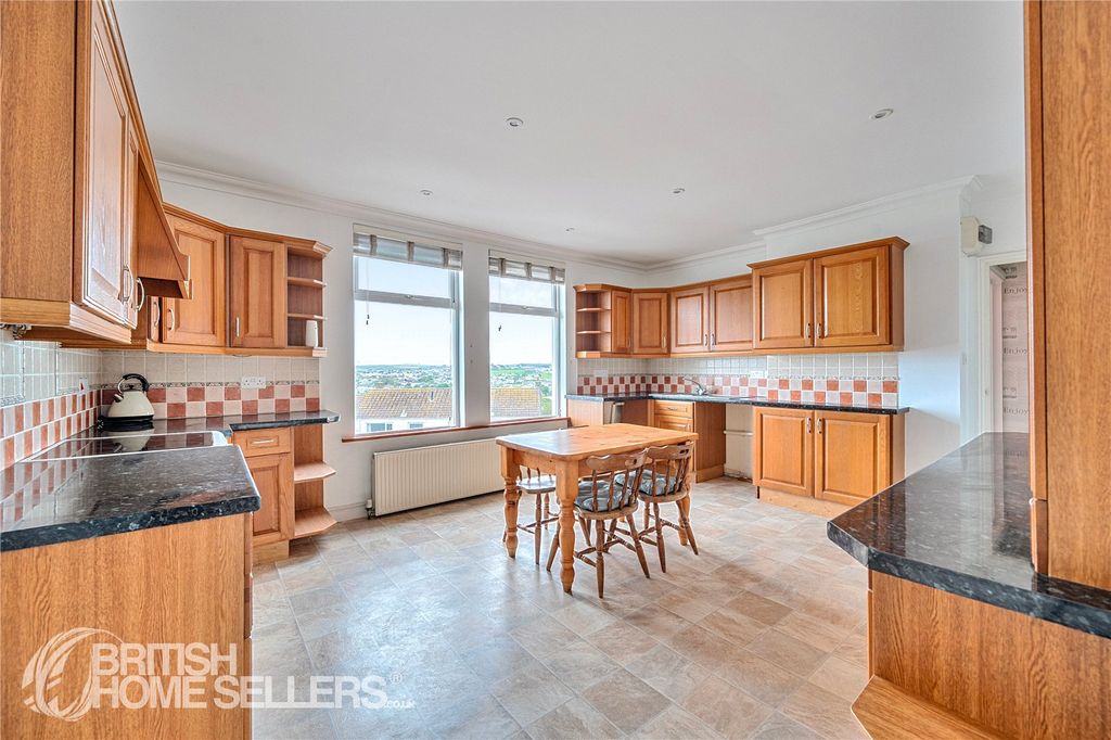 Property photo 3 of 28 Picture No. 06