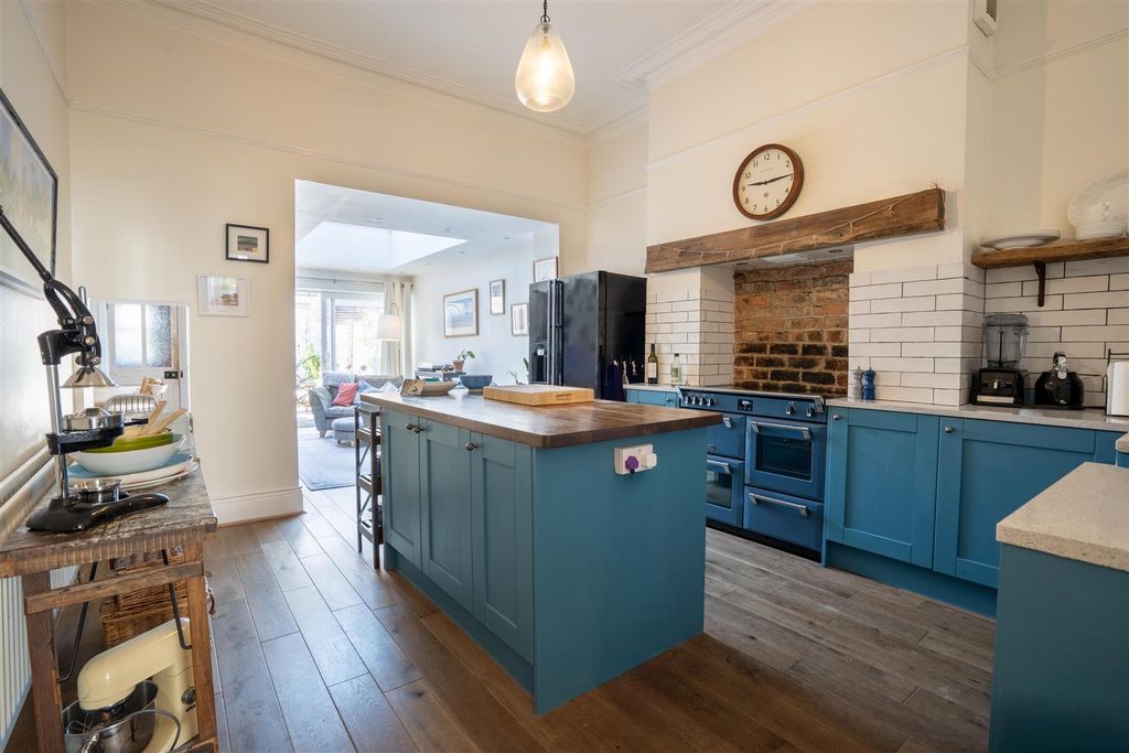 Property photo 3 of 10 Kitchen