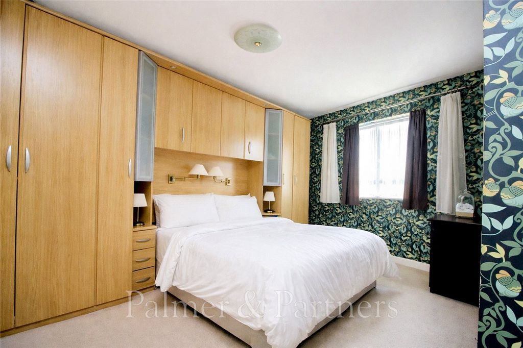 Property photo 2 of 6 Bedroom