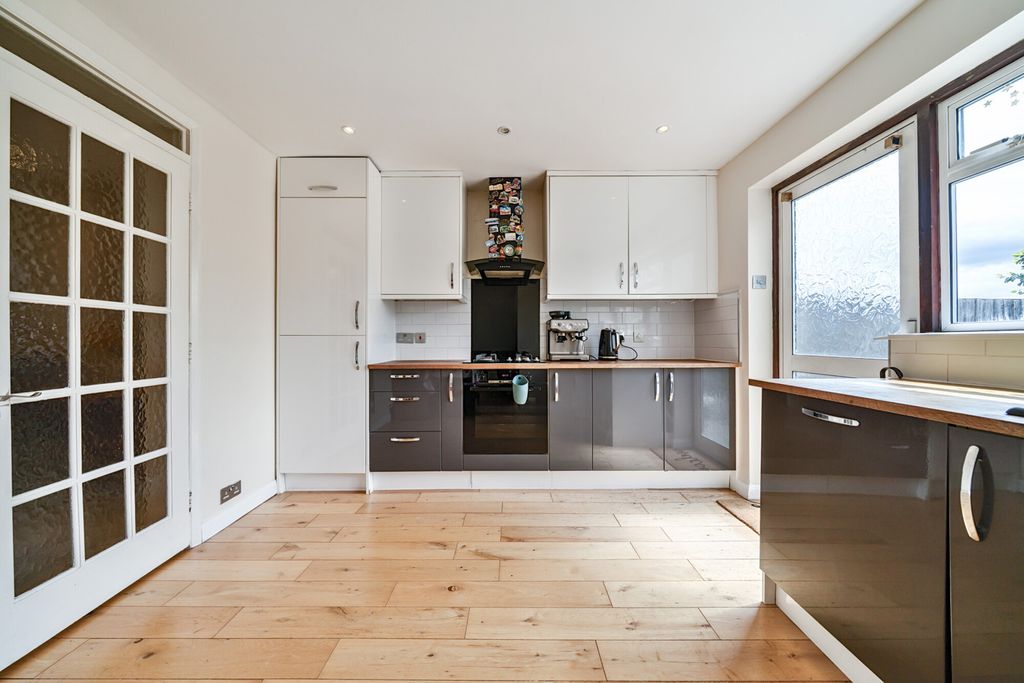 Property photo 3 of 23 Kitchen