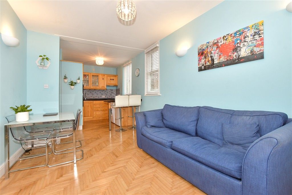 Property photo 1 of 11 Lounge