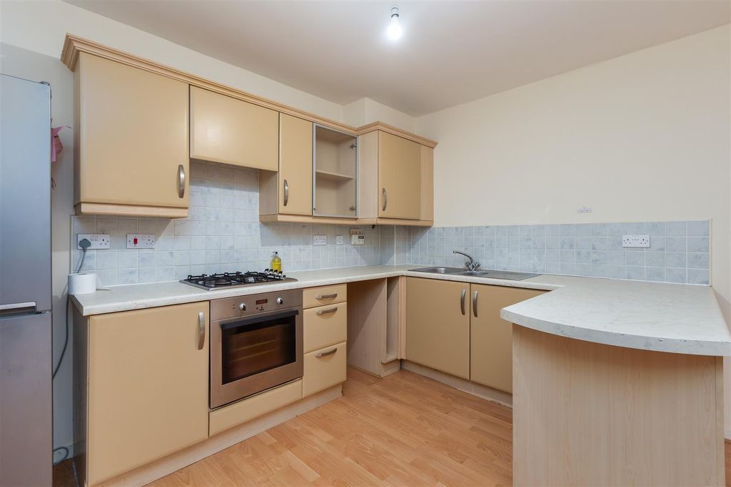 Property photo 3 of 12 18 Royal Court-4.Jpg