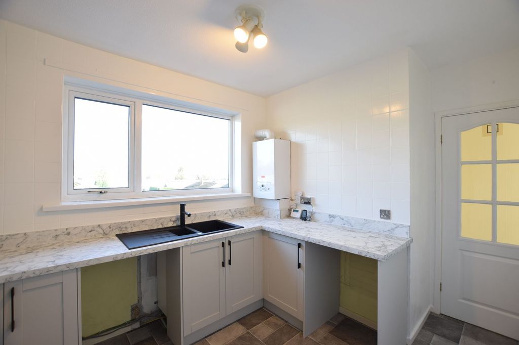 Property photo 3 of 11 Kitchen