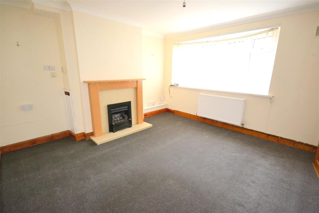 Property photo 2 of 7 20 Broom Crescent Lounge.Jpg