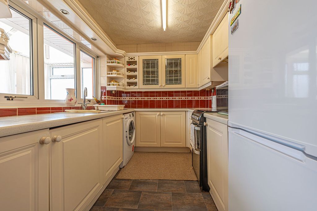 Property photo 3 of 34