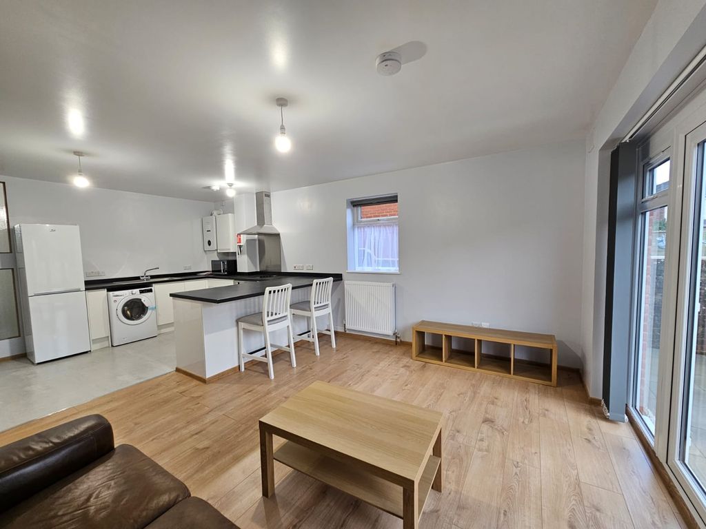 Property photo 3 of 8 Kitchen