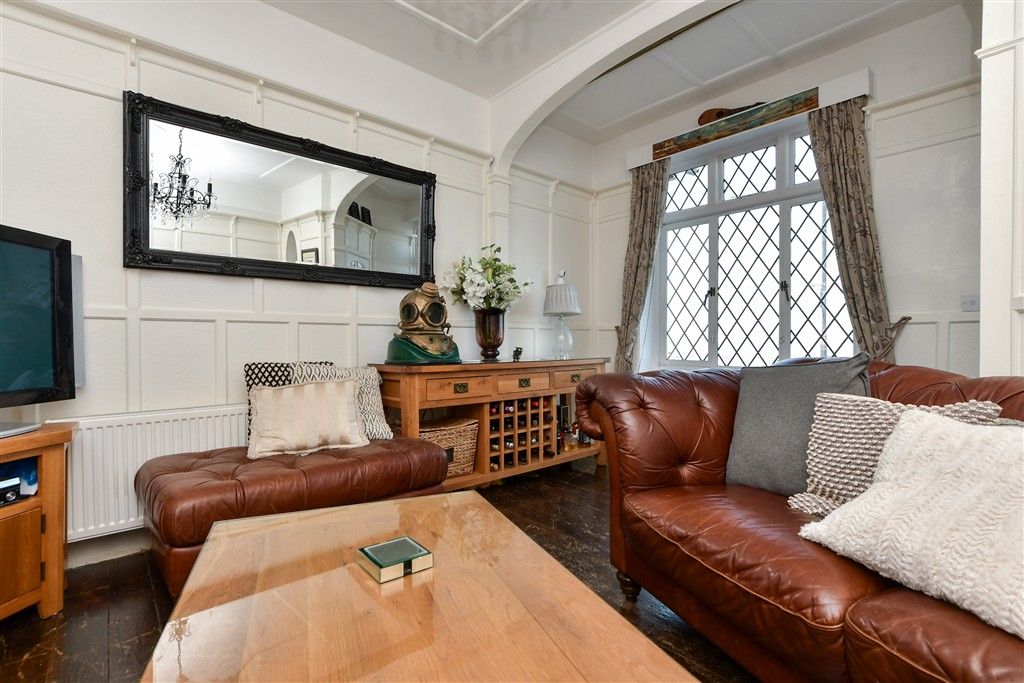 Property photo 3 of 13 Lounge