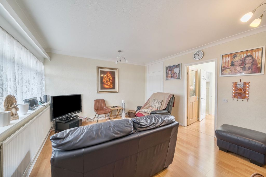 Property photo 3 of 11 Lounge