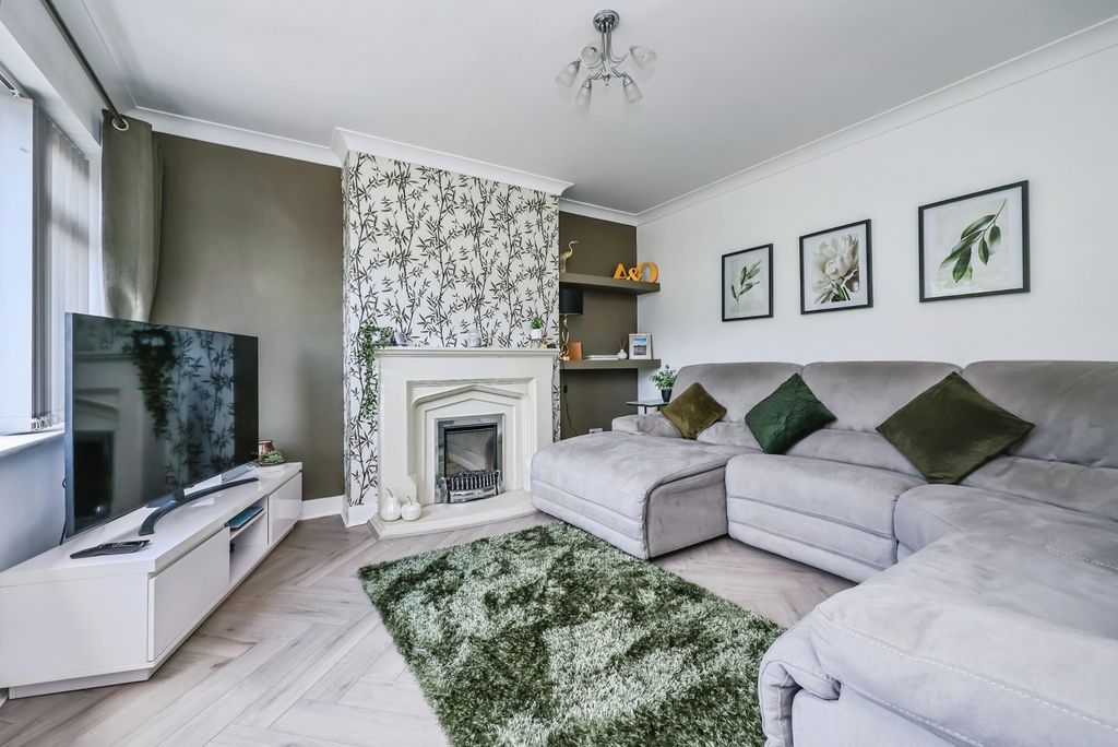 Property photo 3 of 20 Lounge