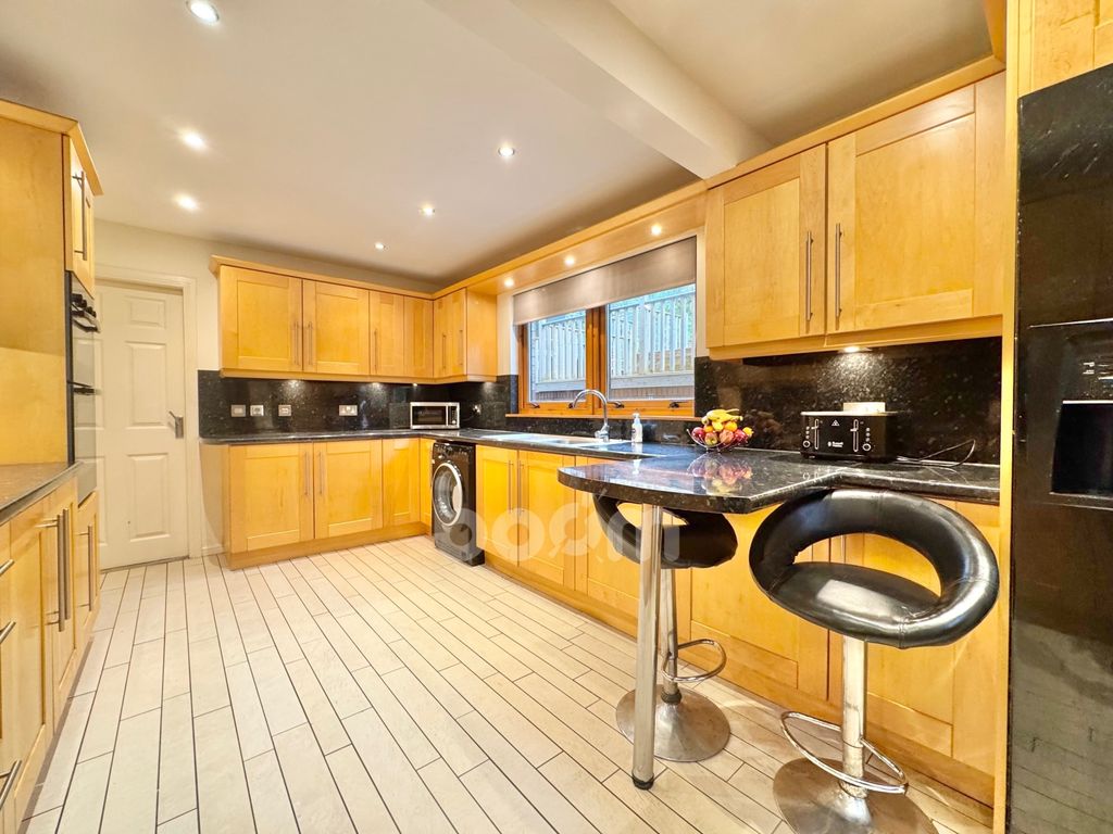 Property photo 3 of 30 Grahams Avenue, Lochwinnoch Kitchen Pic
