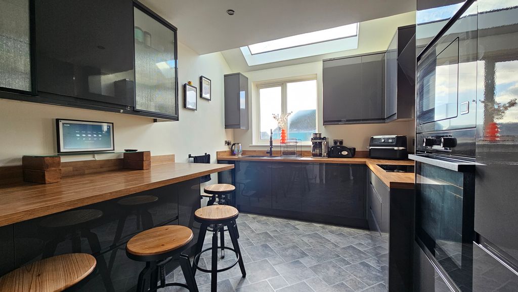 Property photo 2 of 20 Kitchen