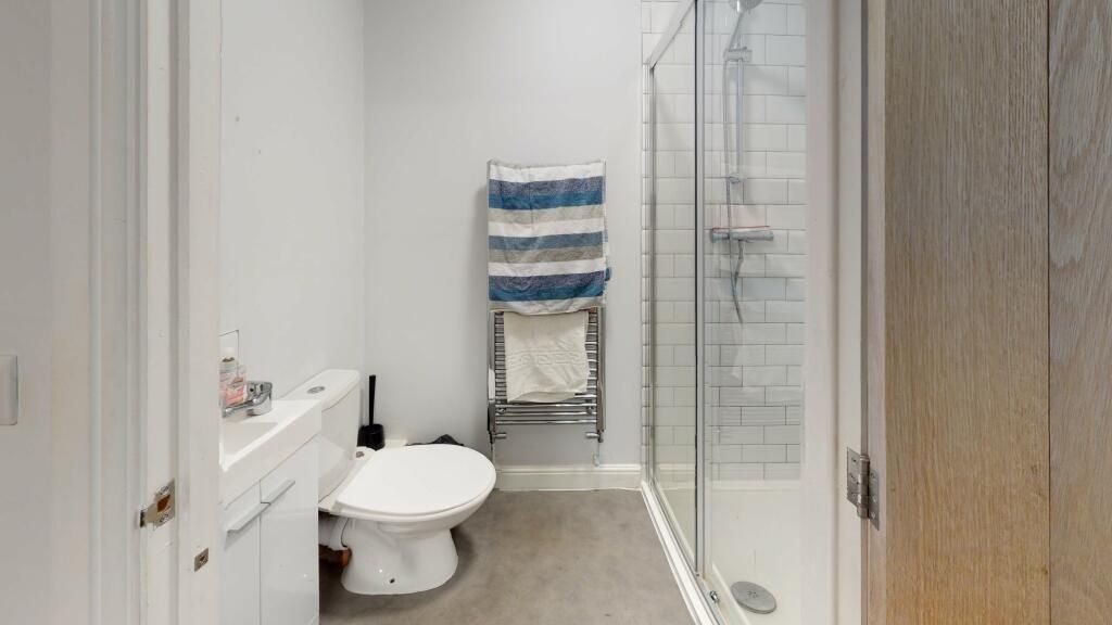 Property photo 3 of 8 A Modern And Clean Bathroom Suite Featuring A Spac...