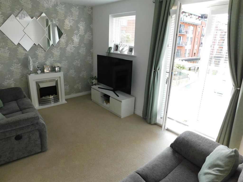 Property photo 2 of 13 Lounge
