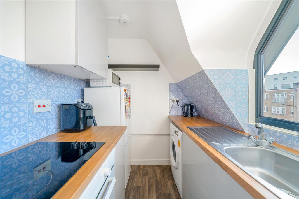 Property photo 3 of 8 Kitchen