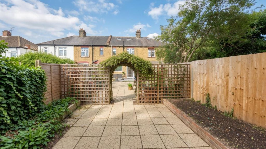 Property photo 3 of 14 Garden