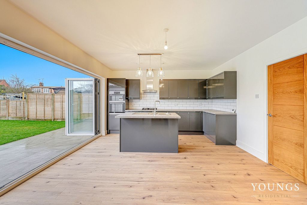 Property photo 2 of 28