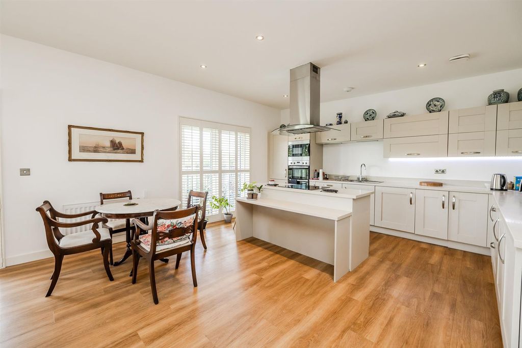 Property photo 3 of 24