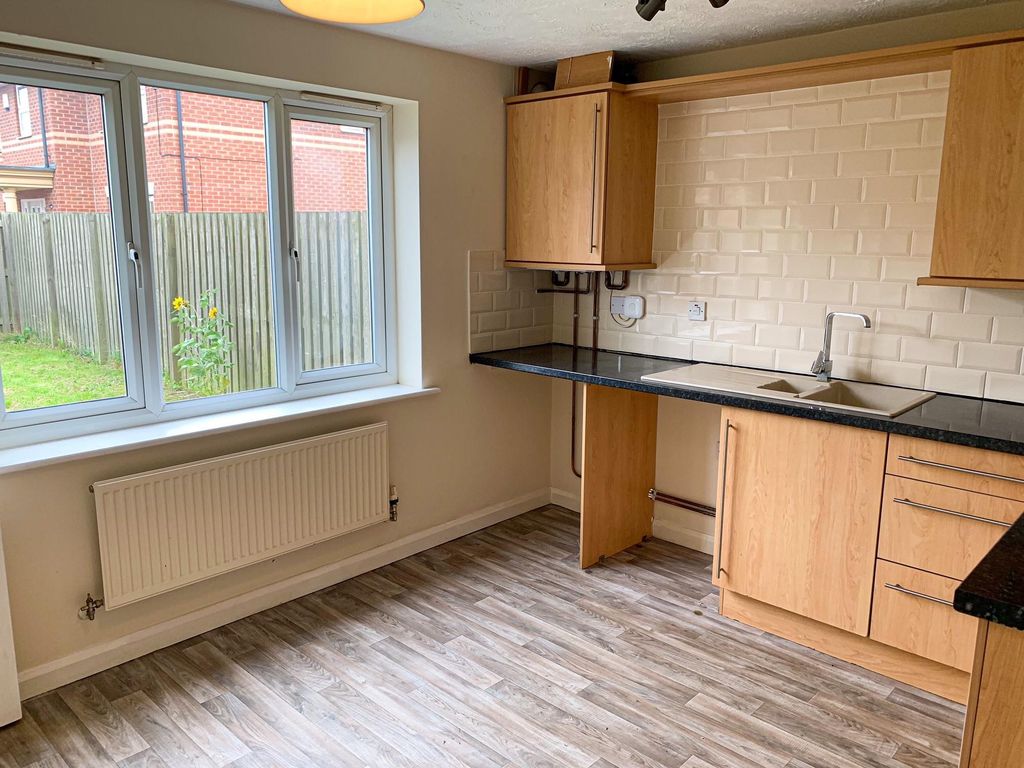 Property photo 3 of 11 Kitchen
