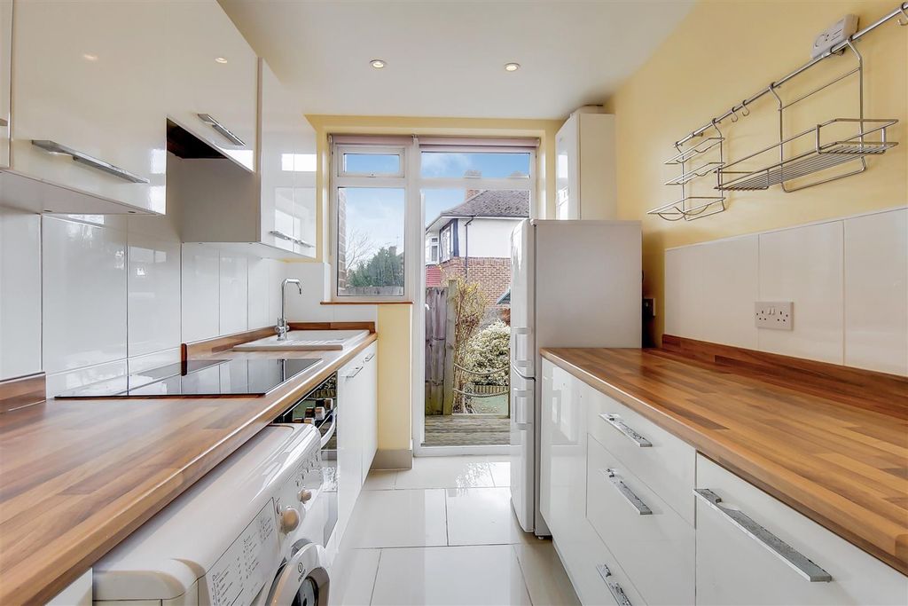 Property photo 3 of 10 Kitchen.Jpg