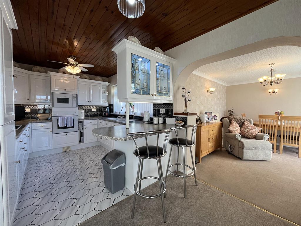 Property photo 2 of 21 Kitchen