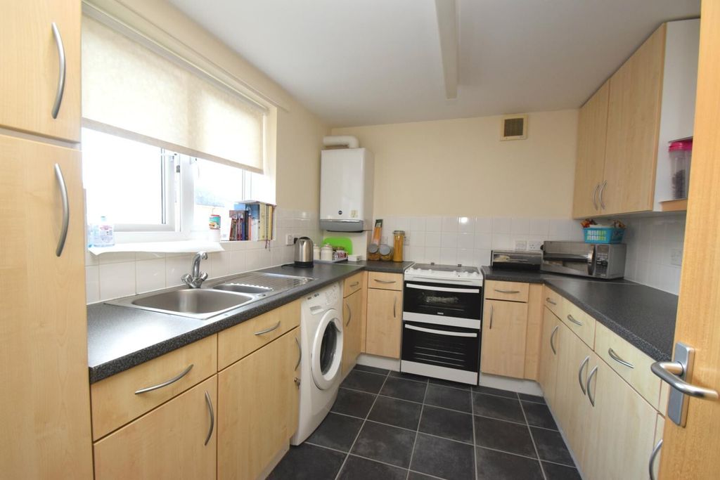 Property photo 3 of 8 Kitchen