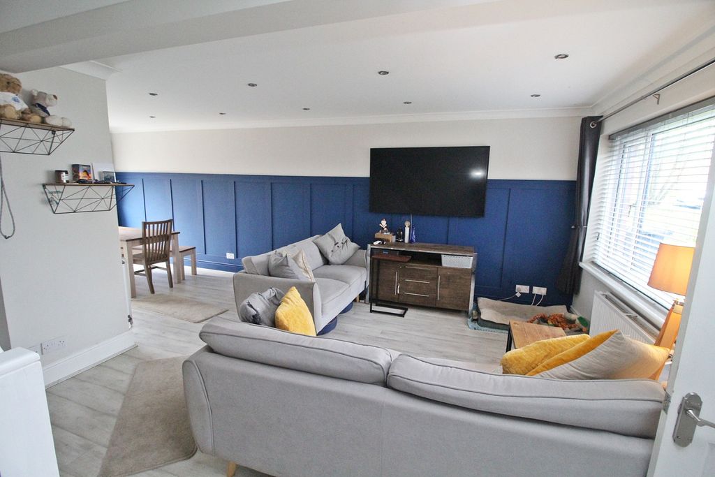 Property photo 2 of 8 4974441