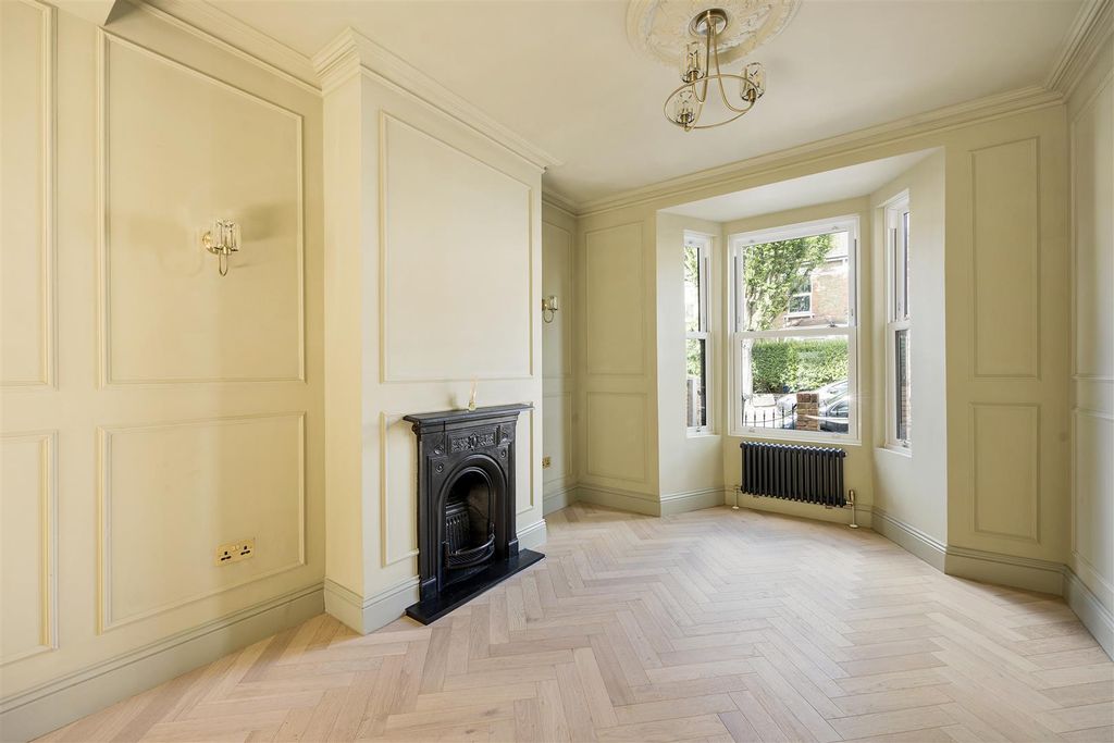 Property photo 2 of 40 Tylney Road, E7
