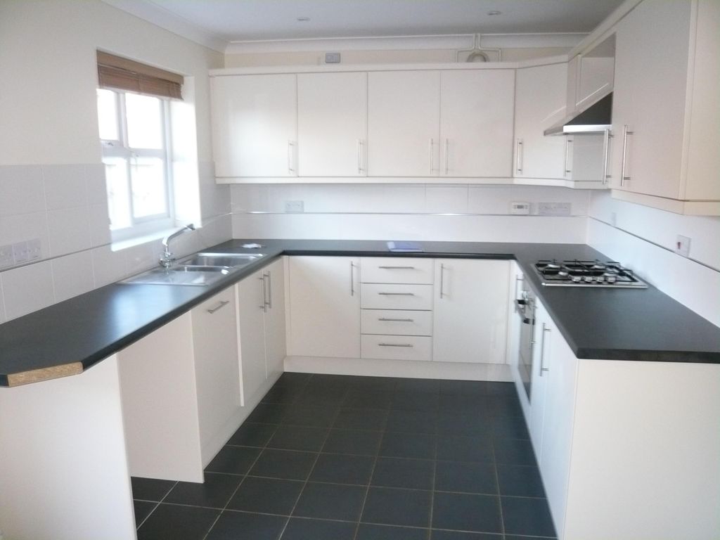 Property photo 3 of 8 Kitchen