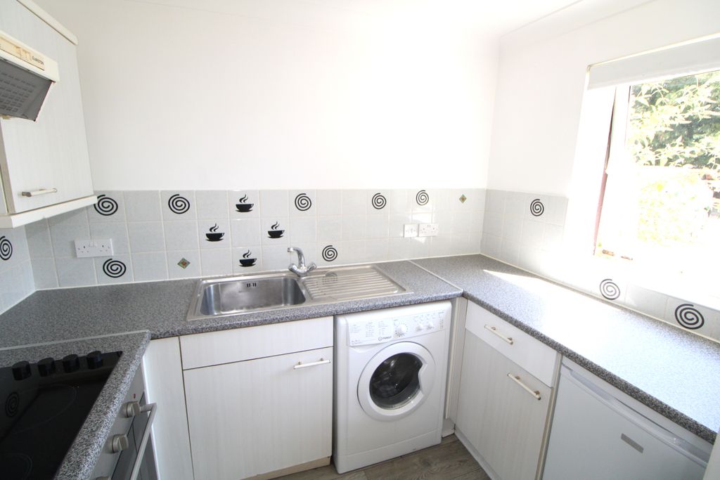 Property photo 3 of 8 Kitchen
