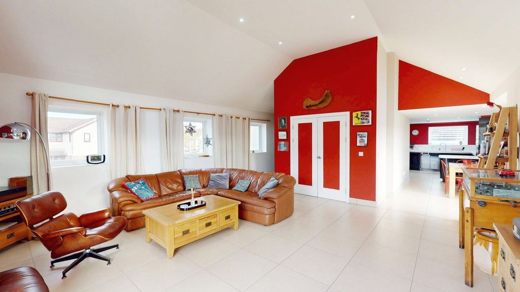 Property photo 3 of 22 Lounge