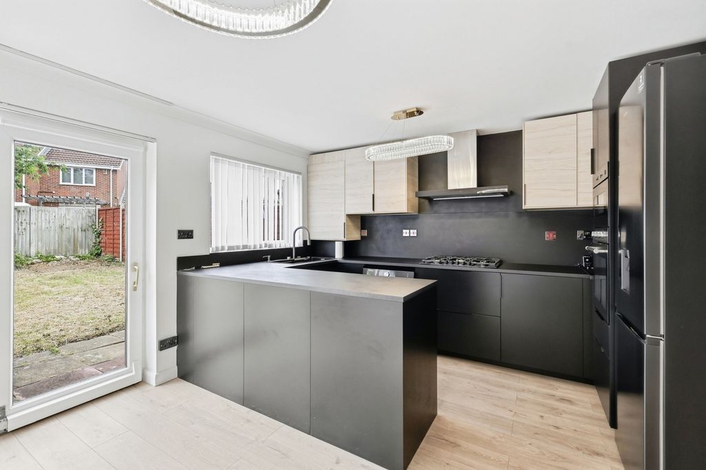 Property photo 2 of 20 Pbox-Img.Jpg