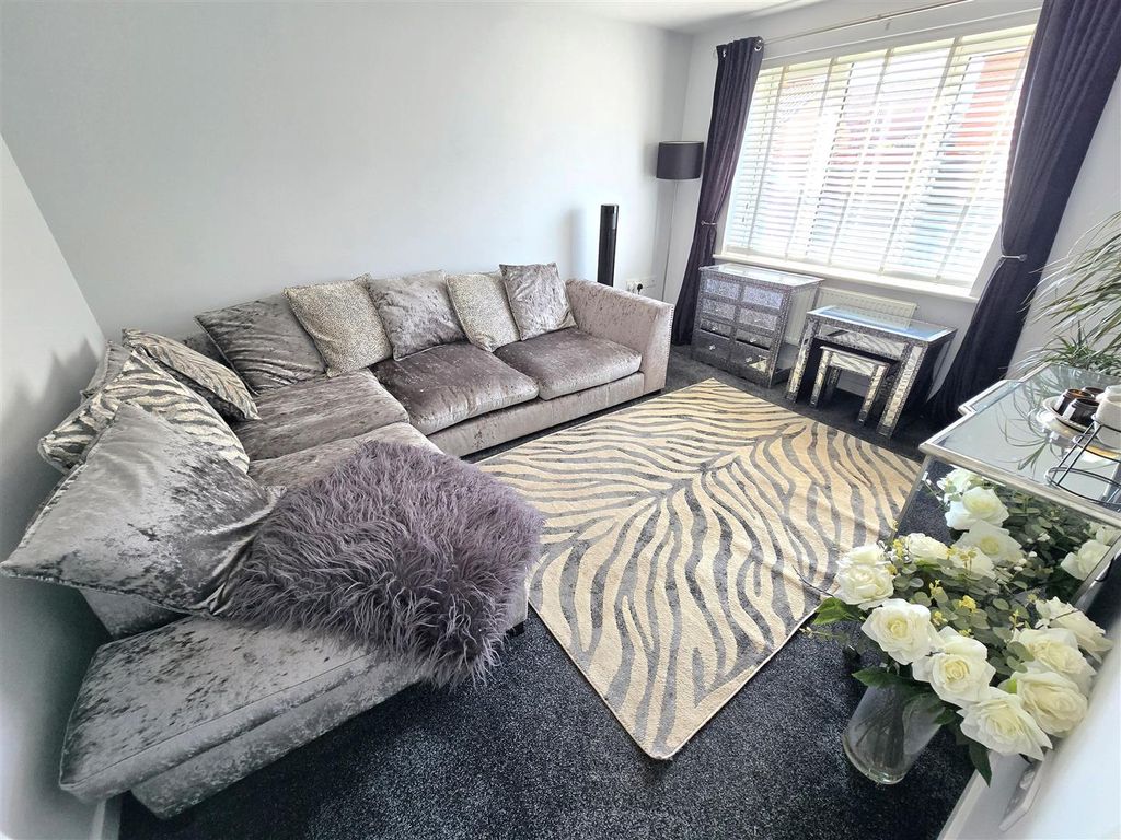 Property photo 3 of 16 Lounge