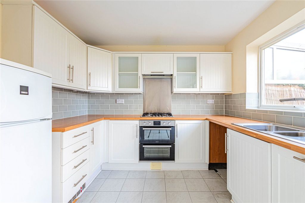 Property photo 2 of 14 28 Ivinghoe Road Kit