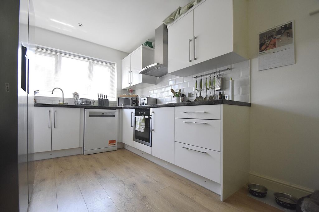 Property photo 3 of 17 Kitchen